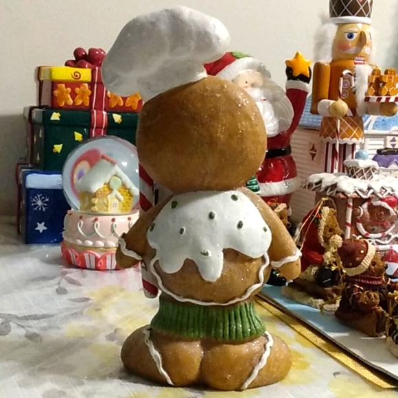 Gingerbread Christmas Baker Chef Figure - Picture 5 of 6